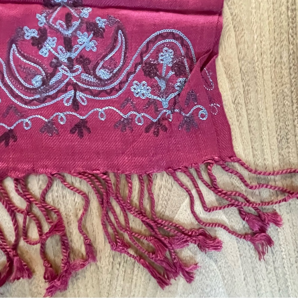 NIP Avon Embroidered wrap - Picture 3 of 11